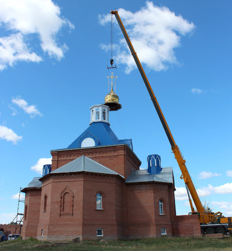 В Тоцком районе воздвигли новые купола с крестами
